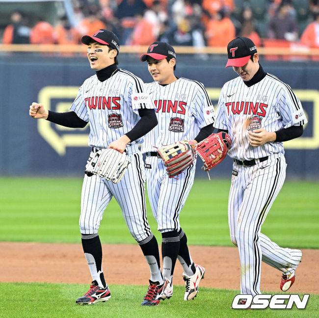 [OSEN=잠실, 이대선 기자] LG가 시리즈 기선을 제대로 제압하고 우승확률 73.2%를 따냈다. 프로야구 LG 트윈스는 26일 서울 잠실구장에서 열린 2025 신한 SOL뱅크 KBO 한국시리즈(7전 4선승제) 한화 이글스와의 1차전에서 8-2로 승리했다. 경기 종료 후 LG 박해민이 동료들과 승리의 기쁨을 나누고 있다. 2025.10.26 /sunday@osen.co.kr