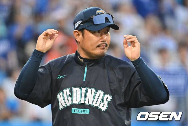 [OSEN=대구, 이석우 기자] 7일 대구 삼성라이온즈파크에서 열린 2025 신한 SOL뱅크 KBO 와일드카드 결정전에서 NC 다이노스가 삼성 라이온즈에 0-3으로 패배, 준플레이오프에 진출에 실패했다. NC 선발 로건은 1회 제구 난조에 시달렸으나 2회부터 위력투를 뽐내며 6이닝 2실점(1피안타 4볼넷 5탈삼진)을 기록했지만 삼성 선발 원태인은 6이닝 4피안타 2사사구 5탈삼진 무실점 완벽투에 묻혔다.NC 다이노스 이호준 감독이 아쉬운 표정으로 경기장을 나서고 있다. 2025.10.07 / foto0307@osen.co.kr