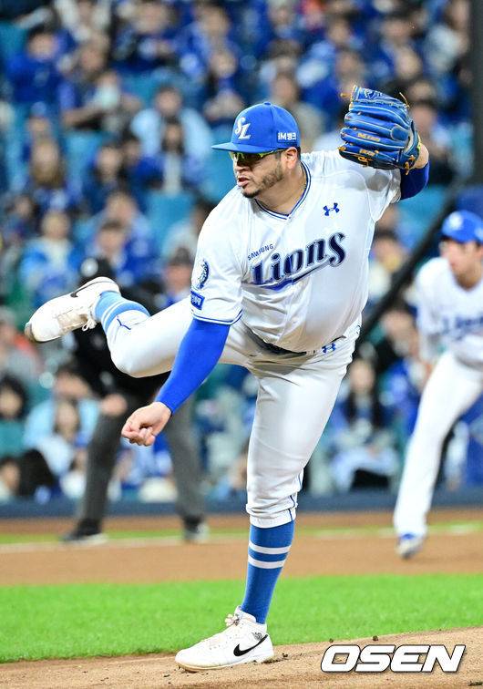 [OSEN=대구, 최규한 기자] 21일 대구 삼성라이온즈파크에서 ‘2025 신한 SOL Bank KBO리그’ 포스트시즌 플레이오프 3차전 삼성 라이온즈와 한화 이글스의 경기가 열렸다.홈팀 삼성은 아리엘 후라도, 방문팀 한화는 류현진을 선발로 내세웠다.1회초 삼성 선발 아리엘 후라도가 힘차게 공을 뿌리고 있다. 2025.10.21 / dreamer@osen.co.kr