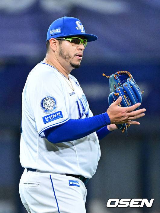 [OSEN=대구, 최규한 기자] 21일 대구 삼성라이온즈파크에서 ‘2025 신한 SOL Bank KBO리그’ 포스트시즌 플레이오프 3차전 삼성 라이온즈와 한화 이글스의 경기가 열렸다.홈팀 삼성은 아리엘 후라도, 방문팀 한화는 류현진을 선발로 내세웠다.3회초 무사 1루 상황 한화 손아섭의 병살타 때 삼성 선발 후라도가 야수들에게 박수를 보내고  있다. 2025.10.21 / dreamer@osen.co.kr