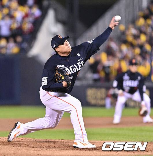 [OSEN=잠실, 박준형 기자] 27일 오후 서울 잠실야구장에서 2025 신한 SOL Bank KBO리그 포스트시즌 한국시리즈 2차전 LG 트윈스와 한화 이글스의 경기가 열렸다.LG는 임찬규, 한화는 류현진을 선발 투수로 내세웠다.1회말 한화 선발투수 류현진이 역투하고 있다. 2025.10.27 / soul1014@osen.co.kr