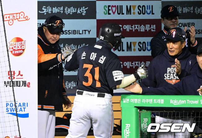 [OSEN=잠실, 이대선 기자] 27일 오후 서울 잠실야구장에서 2025 신한 SOL Bank KBO리그 포스트시즌 한국시리즈 2차전 LG 트윈스와 한화 이글스의 경기가 열렸다.LG는 임찬규, 한화는 류현진을 선발 투수로 내세웠다.1회초 2사 2루에서 한화 하주석이 중전 적시타 때 홈을 밟은 손아섭이 더그아웃에서 환호하고 있다. 2025.10.27 /sunday@osen.co.kr