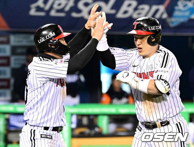 [OSEN=잠실, 이대선 기자] 27일 오후 서울 잠실야구장에서 2025 신한 SOL Bank KBO리그 포스트시즌 한국시리즈 2차전 LG 트윈스와 한화 이글스의 경기가 열렸다.LG는 임찬규, 한화는 류현진을 선발 투수로 내세웠다.3회말 2사 1루에서 LG 박동원이 좌월 투런 홈런을 치고 환호하고 있다. 2025.10.27 /sunday@osen.co.kr