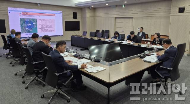 ▲전북도가 24일 도청 회의실에서 ‘2026년 농생명산업 예비지구’ 선정을 위한 심의위원회를 열고 정읍 약용치유 융복합산업지구와 김제 ‘콩愛뜰’ 지구를 심의하고 있다. ⓒ전북도