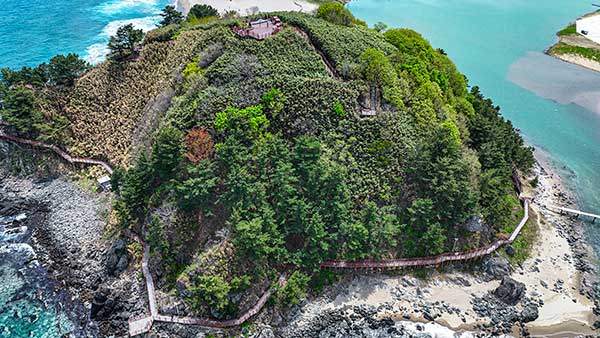 평평한 데크길로 이어져 있는 덕봉산의 해안둘레길을 걸으면 파도와 맞닿은 기암괴석 사이로 바닷물이 부서지고, 해풍이 얼굴을 스친다.