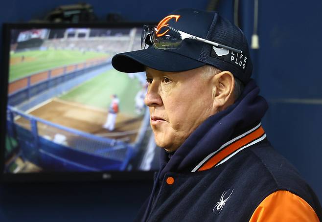 27일 서울 송파구 잠실야구장에서 열린 2025 KBO 한국시리즈 2차전 한화 이글스와 LG 트윈스의 경기, 한화 김경문 감독이 선수들을 바라보고 있다. 뉴시스