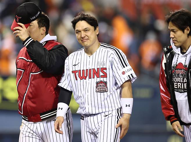 27일 서울 잠실야구장에서 열린 2025 프로야구 한국시리즈 한화 이글스 대 LG 트윈스 2차전. 13대 5 LG 승리로 경기가 끝난 후 박동원이 관중을 향해 인사를 하고 있다. 연합뉴스