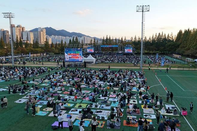 영수증 콘서트 공연 시작을 앞두고 관객들이 화명생태공원 축구장 2개 면에 마련된 객석을 메우고 있다. 공공문화연구소 제공