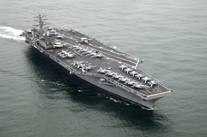 미 해군 항공모함 USS 니미츠(CVN 68)가 함재항공단(CVW) 11과 함께 2009년 7월 29일 샌디에이고 해역으로 진입하고 있다. 니미츠함은 미 해군에서 가장 오래 운용 중인 항모로, 내년 퇴역을 앞두고 있다. 미 해군 제공 / 위키미디어 커먼즈
