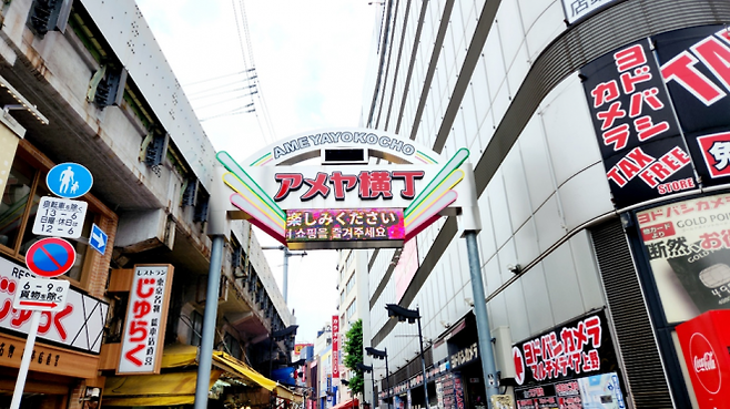 일본 도쿄 우에노에 위치한 아메요코 시장은 제2차 세계대전 직후 도쿄시민들이 철도고가 아래에서 생필품을 거래하던 암시장에서 시작했다. 현재는 약 400개의 상점이 밀집해 연간 수백만명의 관광객이 찾는 대표적인 명소로 자리잡았다.