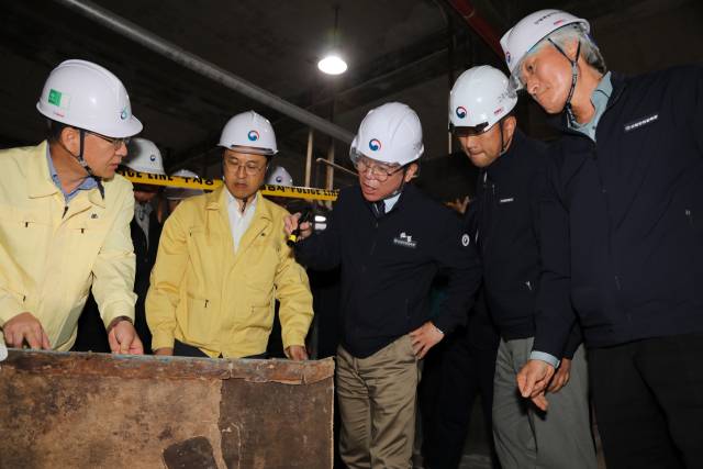 김영훈(가운데) 고용노동부 장관(가운데)이 2일 인천환경공단을 찾아 사망사고가 발생한 저수조 덮개를 점검하고 있다. 연합뉴스