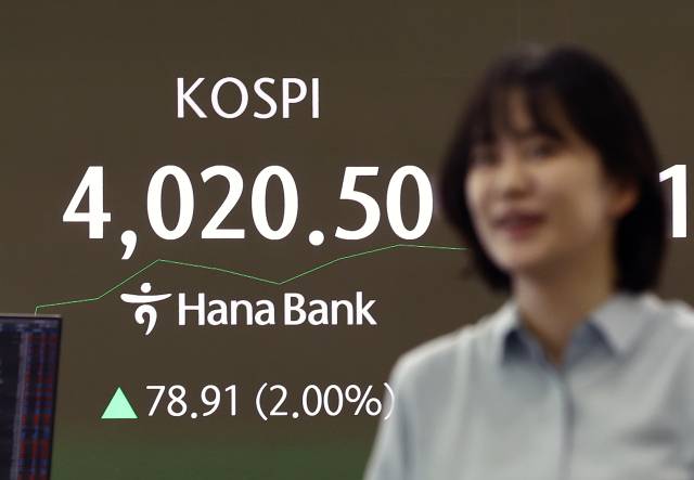 코스피지수가 장중 4000포인트를 돌파한 27일 오전 서울 중구 하나은행 본점 딜링룸 전광판에 코스피지수가 표시되고 있다. 뉴스1