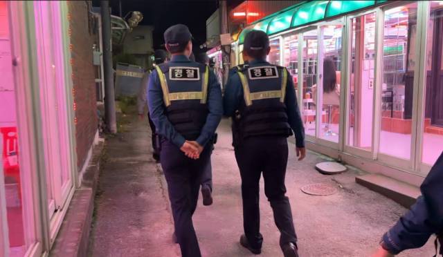 사진은 해당 기사와 무관. 경찰이 강원도 한 성매매 집결지를 단속하고 있다. 연합뉴스