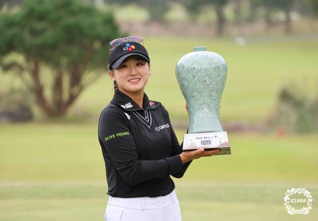 데뷔 첫 우승 뒤 트로피를 든 리슈잉. 사진 제공=KLPGA