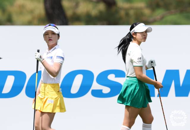 맞대결을 펼치고 있는 이예원(왼쪽)과 유현조. 사진 제공=KLPGA