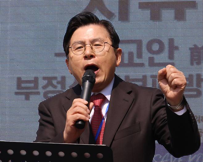 황교안 전 국무총리가 3월22일 청주 충북도청 앞에서 열린 보수 기독교 단체 세이브코리아의 '국가비상기도회'에 참석해 발언하고 있다. ⓒ연합뉴스