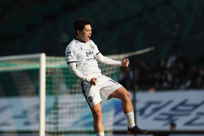 김천 상무 이동경이 25일 전주월드컵경기장에서 열린 전북 현대와 K리그1 34라운드 원정경기에서 프리킥 원더골을 성공시킨 뒤 환호하고 있다. 사진제공｜한국프로축구연맹