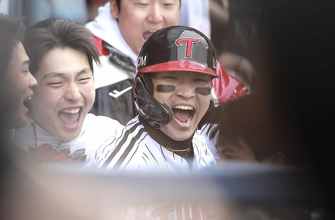 LG는 박해민(사진, 가운데), 신민재 등 야수들의 호수비를 앞세워 KS 1차전 기선제압의 발판을 마련했다. 잠실|뉴시스