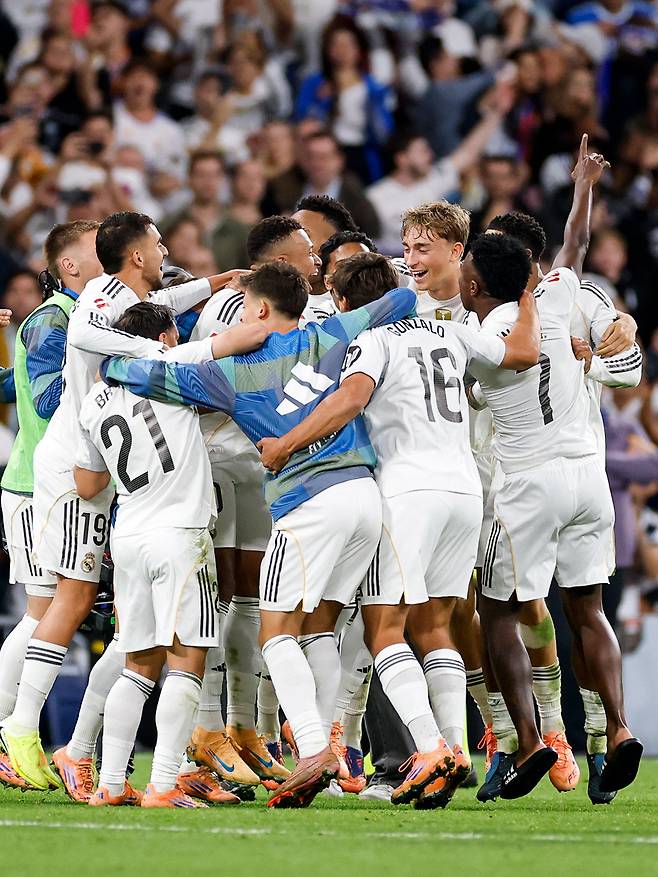 레알 마드리드 선수들이 27일(한국시간) 산티아고 베르나베우에서 열린 FC바르셀로나와 프리메라리가 10라운드 홈경기에서 승리한 뒤 한데 모여 기뻐하고 있다. 사진출처｜레알 마드리드 페이스북