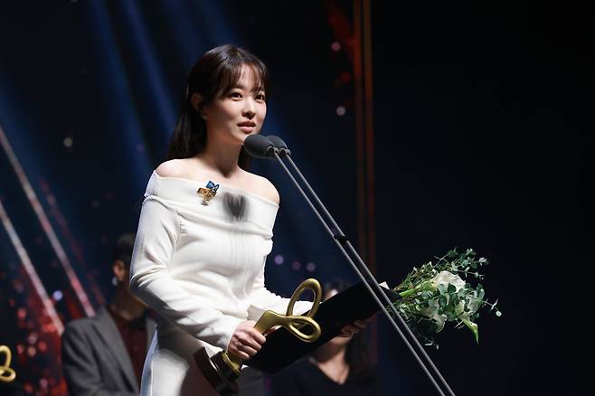 배우 박보영이 지난 23일 서울 중국 국립극장에서 열린 ‘2025 대한민국 대중문화예술상’ 시상식에서 국무총리 표창을 받고 소감을 말하고 있다. 사진 BH엔터테인먼트