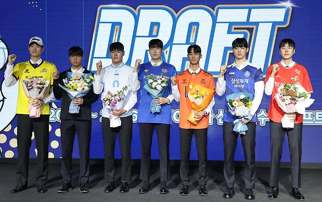 27일 서울 강서구 메이필드 호텔에서 열린 ‘2025-2026 한국배구연맹(KOVO) 남자 신인선수 드래프트’에서 1라운드 지명을 받은 선수들이 기념촬영을 하고 있다. 왼쪽부터 임동균, 장아성, 이준호, 손유민, 박인우, 이우진, 방강호. 2025.10.27 연합뉴스