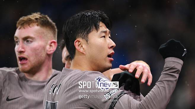 ▲ 손흥민은 지난 8월 토트넘과 작별을 결정했다. 손흥민은 토트넘 10년 동행을 마무리했던 마지막 프리시즌 투어 경기(서울월드컵경기장)에서 6만 4천여 명의 관중 앞에 섰다. 교체될 때 동료들의 가드 오브 아너를 받으며 눈시울을 붉혔다.