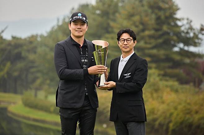 (왼쪽부터)&nbsp;2025&nbsp;제네시스&nbsp;챔피언십&nbsp;우승자&nbsp;이정환&nbsp;선수와&nbsp;제네시스사업본부장&nbsp;송민규&nbsp;부사장&nbsp;ⓒ제네시스