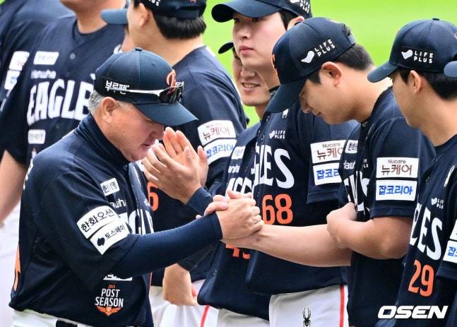 한화 김경문 감독(왼쪽)이 26일 서울 잠실야구장에서 열린 2025 KBO 포스트시즌 한국시리즈 1차전을 앞두고 김서현의 손을 꼭 맞잡고 있다.