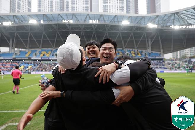 인천 유나이티드 윤정환 감독이 26일 인천축구전용경기장에서 열린 경남FC전 승리 후 K리그2 우승과 승격이 확정되자 코치진과 기뻐하고 있다. /사진=한국프로축구연맹 제공