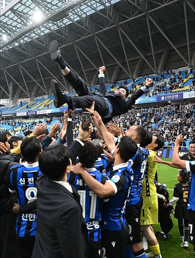 인천 유나이티드 윤정환 감독이 26일 인천축구전용경기장에서 열린 경남FC전 승리로 K리그2 우승과 승격이 확정된 뒤 선수들의 헹가래를 받고 있다. /사진=인천 유나이티드 제공