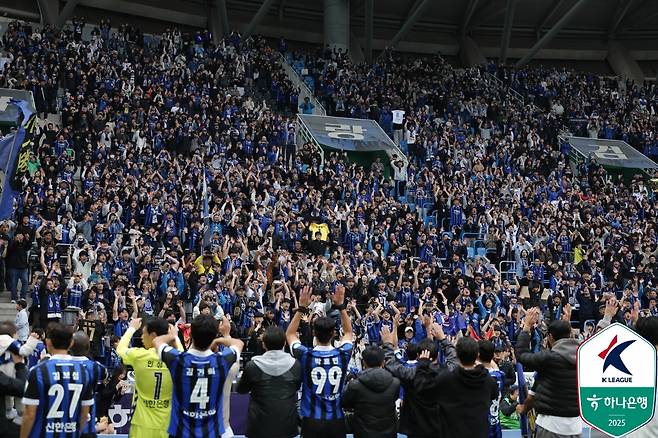 인천 유나이티드 선수들이 26일 인천축구전용경기장에서 열린 경남FC전 승리로 K리그2 우승과 K리그1 승격이 확정된 뒤 팬들과 기뻐하고 있다. /사진=한국프로축구연맹 제공