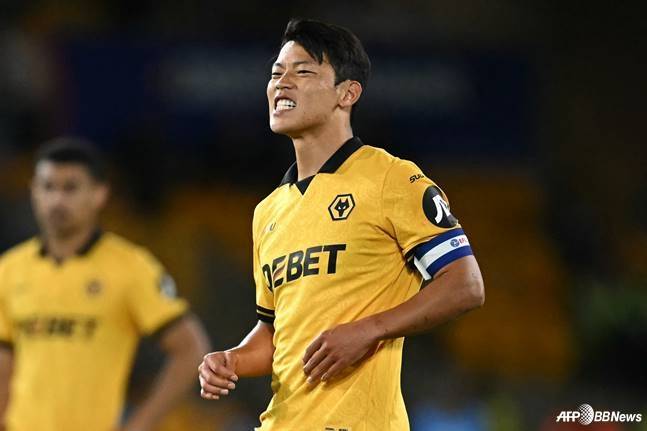 황희찬이 지난 8월 웨스트햄 유나이티드와 잉글랜드리그컵(EFL컵) 경기 중 얼굴을 찡그리고 있다. /AFPBBNews=뉴스1