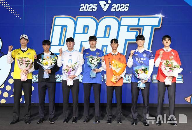 오른쪽부터 1순위 방강호(OK저축은행), 2순위 이우진(삼성화재), 3순위 박인우(OK저축은행), 4순위 손유민(우리카드), 5순위 이준호(대한항공), 6순위 장아성(현대캐피탈), 7순위 임동균(KB손해보험). /사진=뉴시스