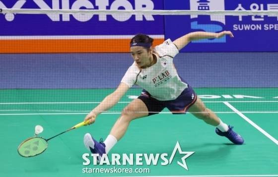 '2025 수원 빅터 코리아오픈 배드민턴 선수권대회(슈퍼500)'가 24일 수원실내체육관에서 열렸다. 안세영이 카루파테반 레차나(말레이시아)와의 단식 32강전에서 능숙한 공격을 하고 있다. /사진=김진경 대기자