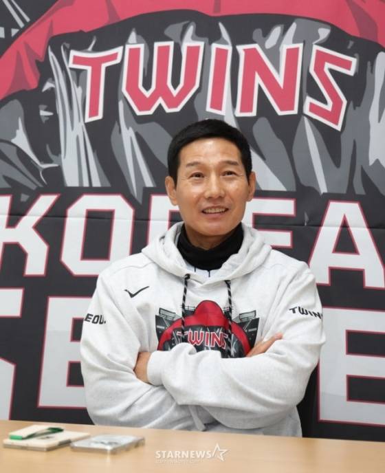 염경엽 LG 트윈스 감독이 26일 잠실구장에서 열리는 한화 이글스와 한국시리즈 1차전에 앞서 취재진과 인터뷰에 임하고 있다. /사진=김진경 대기자