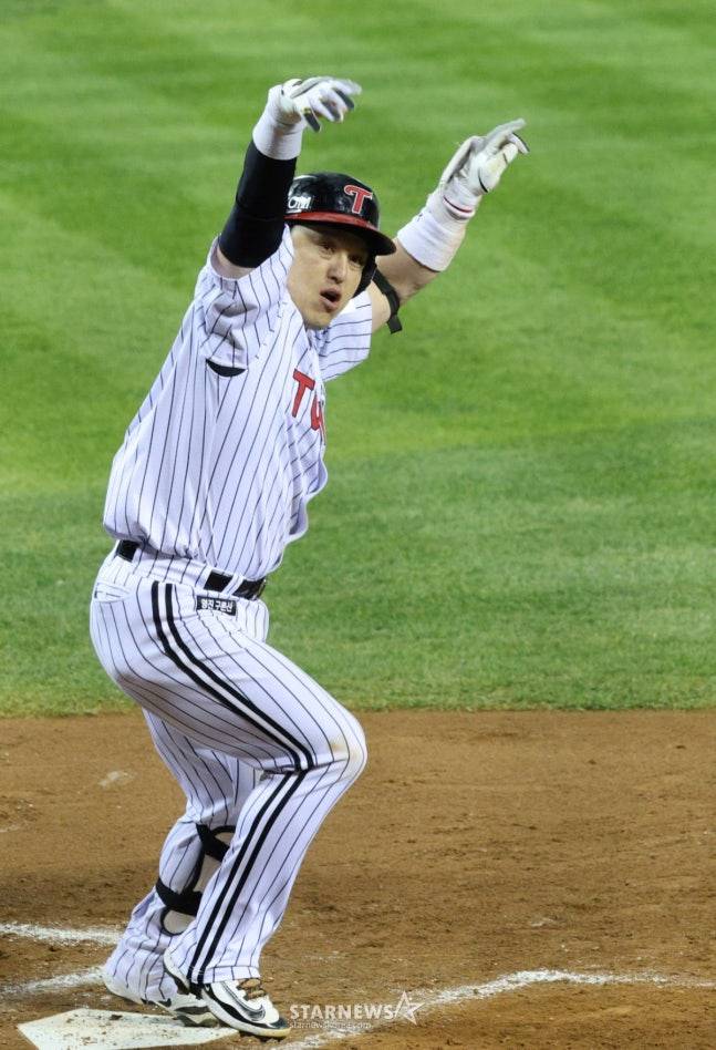 2025 KBO리그 한국시리즈 2차전 LG 트윈스 대 한화 이글스전이 27일 잠실야구장에서 열렸다.  LG 박동원이 3회말 2사 1루에서 좌월 2점 홈런을 날린 후 환호하며 홈인하고 있다. /사진=김진경 대기자