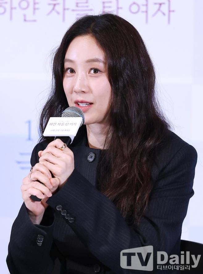 하얀 차를 탄 여자