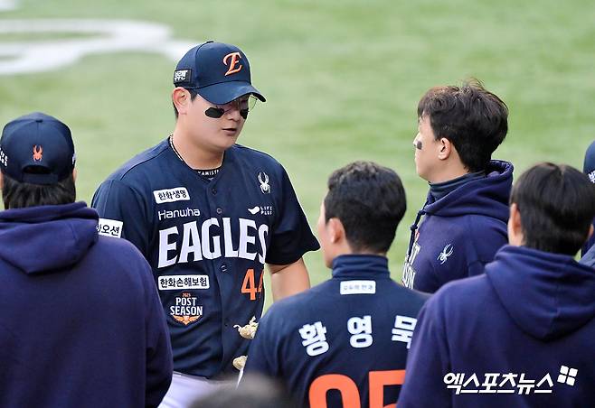 26일 오후 서울 송파구 잠실야구장에서 열린 '2025 신한 SOL Bank KBO 한국시리즈' 한화 이글스와 LG 트윈스의 1차전 경기, 8회말 2사 한화 김서현이 LG 오스틴을 헛스윙 삼진으로 처리한 후 더그아웃으로 향하고 있다. 잠실, 김한준 기자