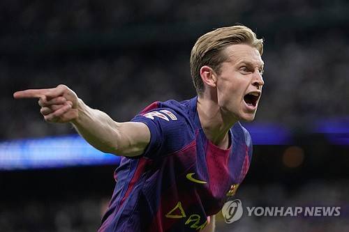 바르셀로나 에이스 라민 야말이 경기 중 비니시우스 주니오르(레알 마드리드)와 충돌하면서 양 팀 선수들이 몸싸움까지 벌이는 일이 발생했다. 이미 경기 전부터 과열될 양상을 보였고, 경기 중에도 거친 플레이로 맞붙었던 양 팀 선수들은 경기 후 물리적으로 충돌하기에 이르렀다. 연합뉴스