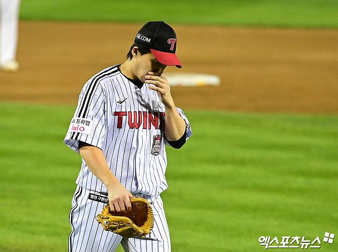 27일 오후 서울 송파구 잠실야구장에서 열린 '2025 신한 SOL Bank KBO 한국시리즈' 한화 이글스와 LG 트윈스의 2차전 경기, 4회말 1사 만루 LG 선발투수 임찬규가 강판되어 마운드를 내려가고 있다. 잠실, 박지영 기자