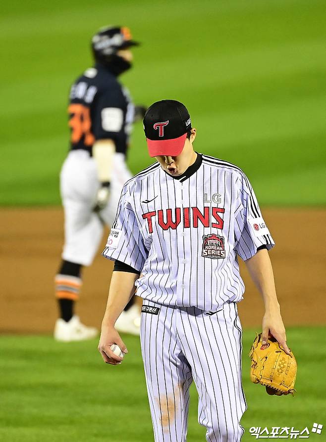 27일 오후 서울 송파구 잠실야구장에서 열린 '2025 신한 SOL Bank KBO 한국시리즈' 한화 이글스와 LG 트윈스의 2차전 경기, 1회초 2사 2루 한화 하주석 타석 때 LG 선발투수 임찬규가 숨을 고르고 있다. 잠실, 박지영 기자