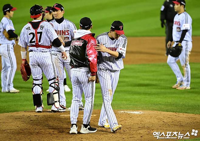 27일 오후 서울 송파구 잠실야구장에서 열린 '2025 신한 SOL Bank KBO 한국시리즈' 한화 이글스와 LG 트윈스의 2차전 경기, 4회말 1사 만루 LG 선발투수 임찬규가 강판되어 마운드를 내려가고 있다. 잠실, 박지영 기자