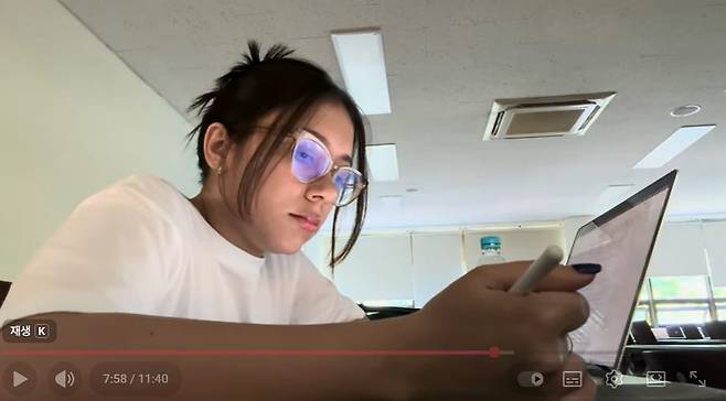 공부하는 가비씨 영상 [가비씨의 유튜브 영상 갈무리. 재판매 및 DB 금지]