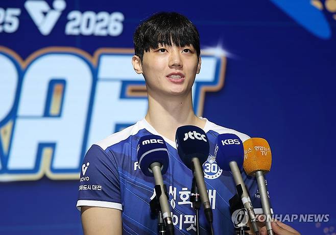 인터뷰하는 이우진 (서울=연합뉴스) 김성민 기자 = 27일 서울 강서구 메이필드 호텔에서 열린 '2025-2026 한국배구연맹(KOVO) 남자 신인선수 드래프트'에서 삼성화재의 지명을 받은 이우진이 인터뷰하고 있다. 2025.10.27 ksm7976@yna.co.kr