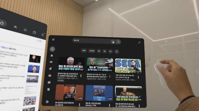 갤럭시 XR로 여러 창 띄워놓고 작업하는 장면 [촬영 김주환]