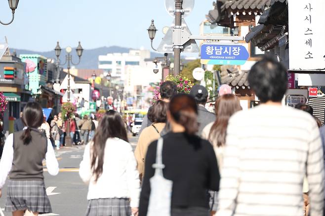 관광객으로 북적이는 경주 황리단길  (경주=연합뉴스) 박세진 기자 = 2025 경주 아시아태평양경제협력체(APEC) 정상회의 주간 시작일인 27일 경주 황금동 황리단길이 외국인 등 관광객으로 붐비고 있다. 2025.10.27 psjpsj@yna.co.kr