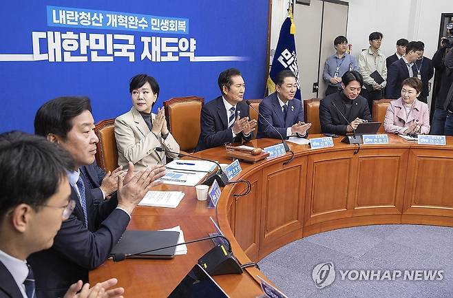 코스피 4,000 돌파 박수치는 민주당 지도부 (서울=연합뉴스) 황광모 기자 = 더불어민주당 정청래 대표와 최고위원들이 27일 국회에서 열린 최고위원회의에서 코스피 4,000을 축하하며 박수치고 있다. 2025.10.27 hkmpooh@yna.co.kr