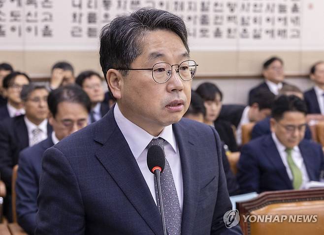 노만석 검찰총장 직무대행 기관 업무 보고 (서울=연합뉴스) 황광모 기자 = 노만석 검찰총장 직무대행이 27일 서울 여의도 국회 법제사법위원회에서 열린 2025년 국정감사에서 기관 업무 보고를 하고 있다. 2025.10.27 hkmpooh@yna.co.kr