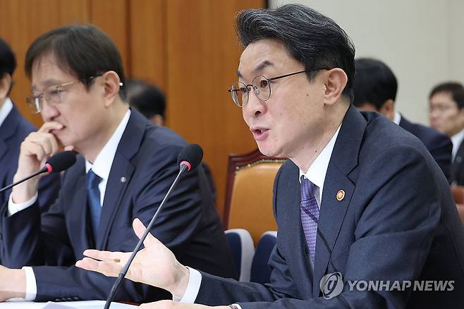 답변하는 이억원 금융위원장 (서울=연합뉴스) 김주성 기자 = 이억원 금융위원장이 27일 서울 여의도 국회에서 열린 정무위원회의 종합감사에서 위원 질의에 답하고 있다. 2025.10.27 utzza@yna.co.kr