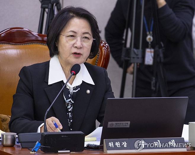 질의하는 추미애 위원장 (서울=연합뉴스) 황광모 기자 = 추미애 국회 법제사법위원회 위원장이 27일 국회 법사위에서 열린 2025년 대검찰청 국정감사에서 질의하고 있다. 2025.10.27 hkmpooh@yna.co.kr